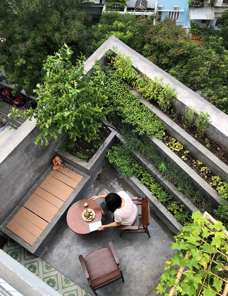 Sân thượng nhà phố trồng rau xanh, không gian thư giãn ngoài trời. Hình ảnh sân thượng nhà phố nhìn từ trên cao với các ô trồng rau xanh, bàn ghế thư giãn