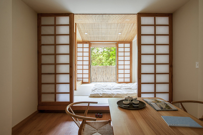 Hình ảnh bên trong căn hộ Tokyo trên tầng 3 nhà phố với vách giấy Shoji, phòng Tatami, nội thất gỗ tự nhiên nhỏ gọ