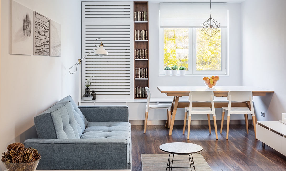 H&igrave;nh ảnh mẫu ph&ograve;ng kh&aacute;ch kết hơp ph&ograve;ng ăn phong c&aacute;ch Bắc &Acirc;u với sofa x&aacute;m, b&agrave;n ăn cạnh cửa sổ, đ&egrave;n thả