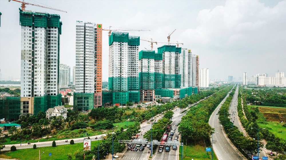 nhiều t&ograve;a nh&agrave; cao tầng đang x&acirc;y dựng nằm dọc tuyến đường lớn