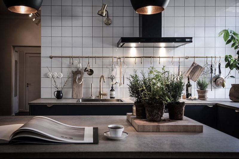 H&igrave;nh ảnh cận cảnh bồn rửa b&aacute;t với tường ốp gạch trắng, m&aacute;y h&uacute;t m&ugrave;i, đ&egrave;n bổ trợ