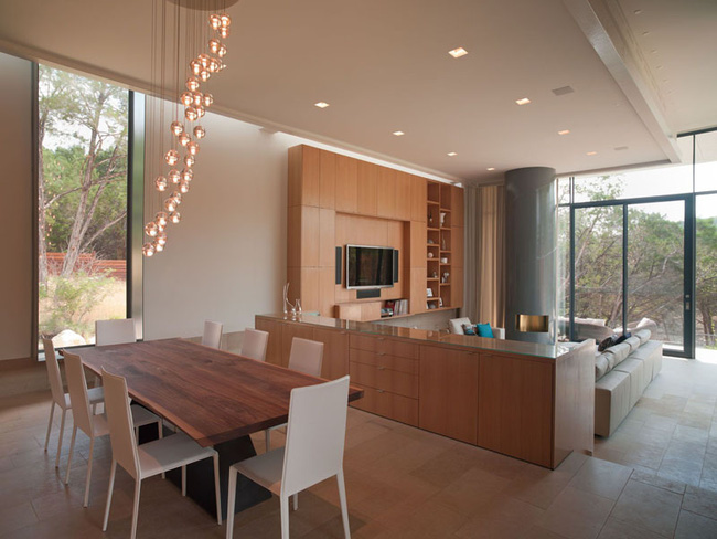 H&igrave;nh cảnh cận cảnh ph&ograve;ng ăn với b&agrave;n ghế gỗ v&agrave; đ&egrave;n thả sợi đốt m&agrave;u v&agrave;ng ấm &aacute;p