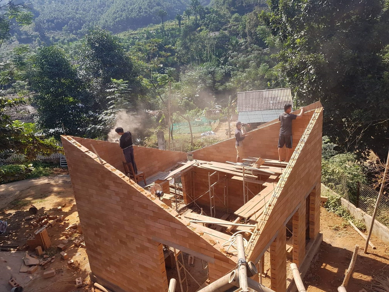 Hình ảnh đội thợ đang thi công xây tường gạch trường tiểu học.