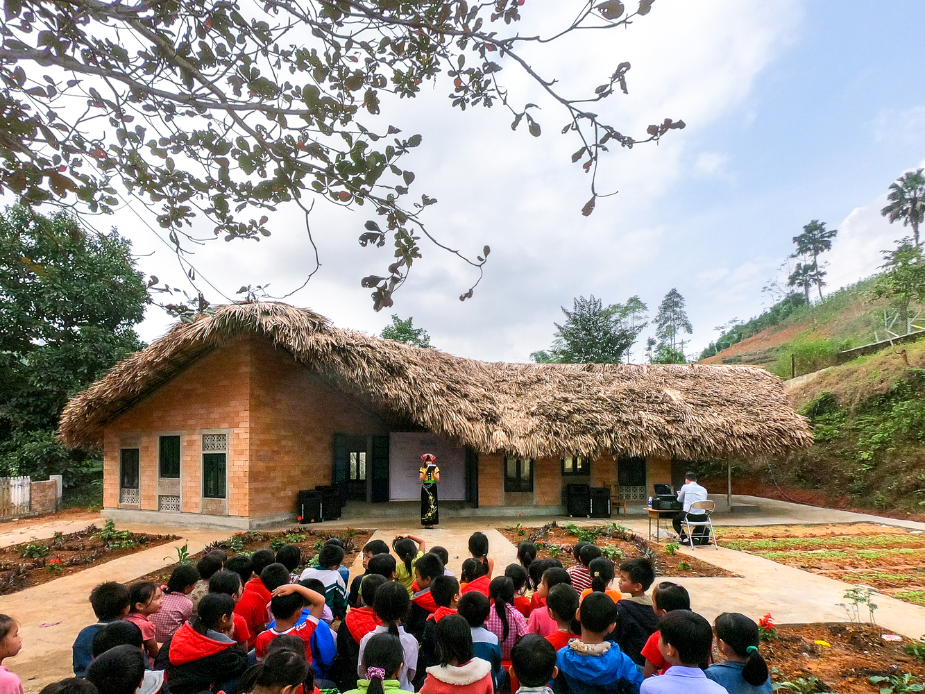 Hình ảnh các em học sinh và thầy cô giáo đang tập trung ở sân trường 