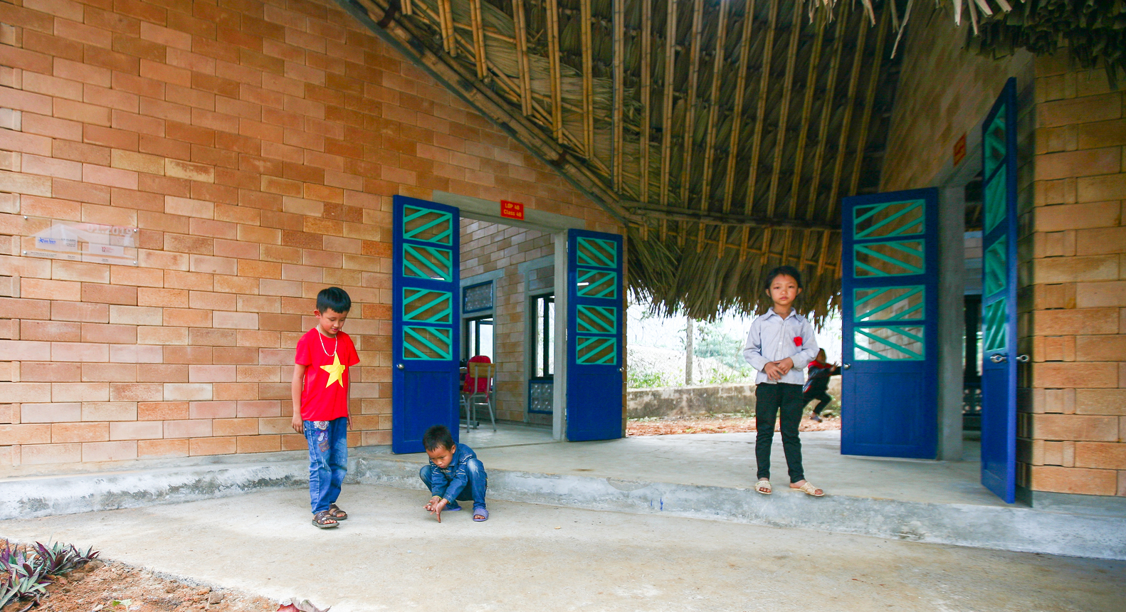 Hình ảnh các em học sinh đang chơi ở sân hiên trường tiểu học