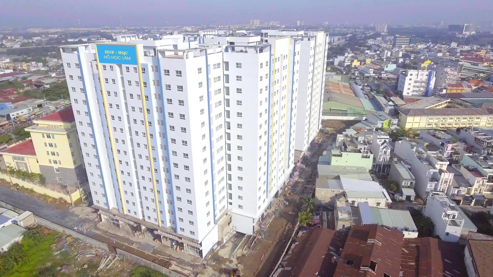 Khối chung cư cao tầng m&agrave;u trắng nằm giữa khu d&acirc;n cư thấp tầng tại Tp.HCM.