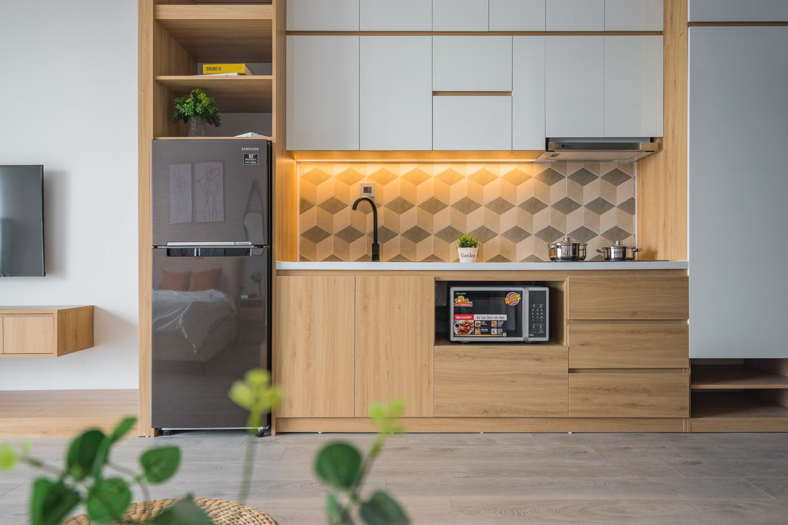 tường bếp ốp gạch h&igrave;nh học