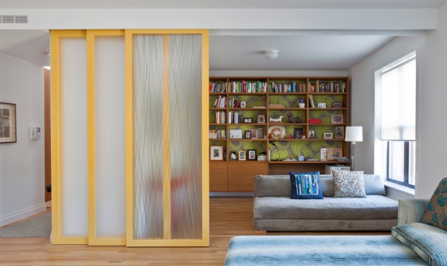 H&igrave;nh ảnh v&aacute;ch trượt khung gỗ k&iacute;nh mờ trong căn hộ studio