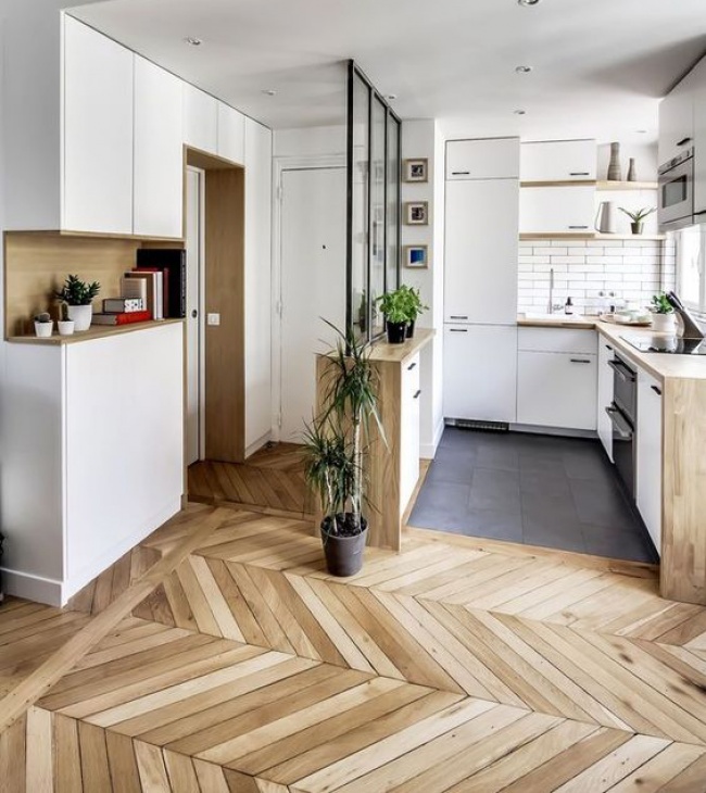 H&igrave;nh ảnh ph&ograve;ng bếp liền kề ph&ograve;ng kh&aacute;ch nổi bật với s&agrave;n gỗ xương c&aacute;