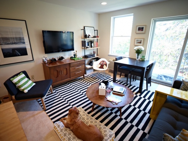 H&igrave;nh ảnh ph&ograve;ng kh&aacute;ch nổi bật với thảm trải kẻ sọc đen trắng