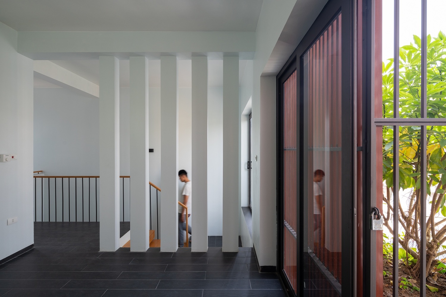 Khu vực sảnh thang trong nh&agrave; th&aacute;c nước