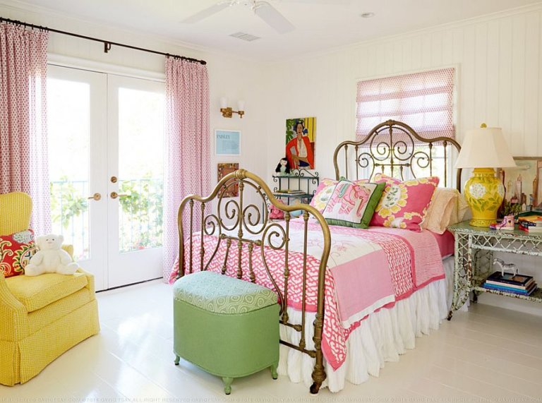 Ph&ograve;ng ngủ nhỏ với ga gối m&agrave;u hồng, đ&ocirc;n ngồi xanh l&aacute;, ghế tựa v&agrave;ng chanh, r&egrave;m cửa họa tiết hồng
