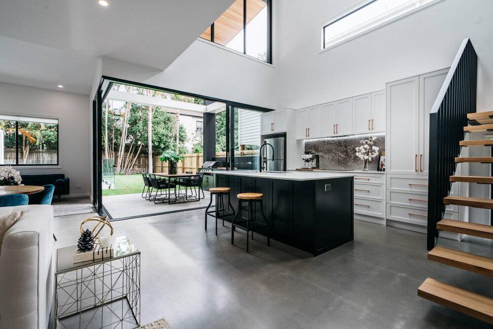 H&igrave;nh ảnh to&agrave;n cảnh ph&ograve;ng bếp ăn hiện đại sử dụng s&agrave;n b&ecirc; t&ocirc;ng m&agrave;i