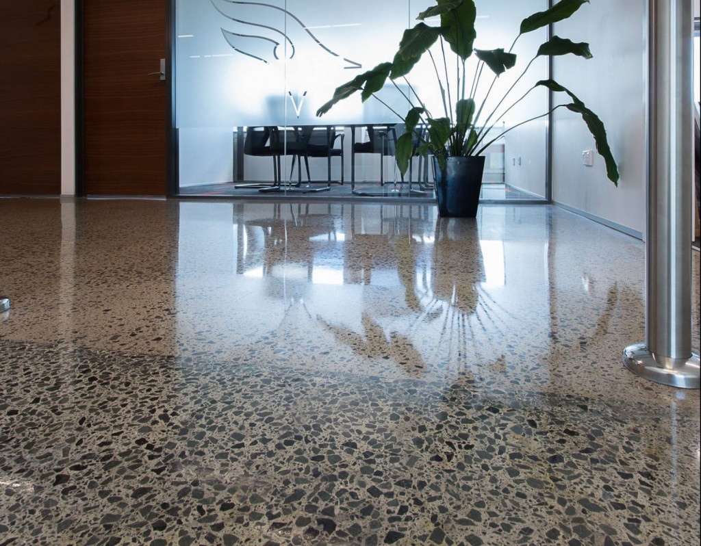 H&igrave;nh ảnh cận cảnh s&agrave;n b&ecirc; t&ocirc;ng m&agrave;i ở lối v&agrave;o