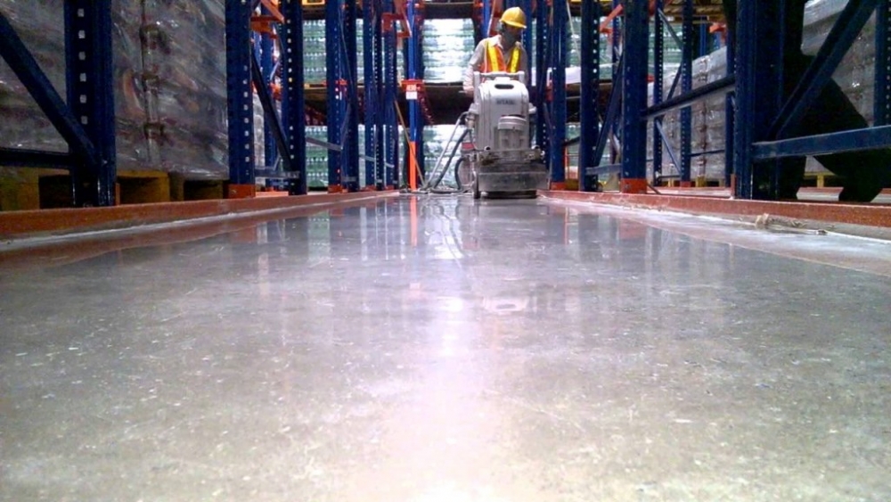 H&igrave;nh ảnh một người thợ đang thi c&ocirc;ng l&agrave;m s&agrave;n b&ecirc; t&ocirc;ng m&agrave;i