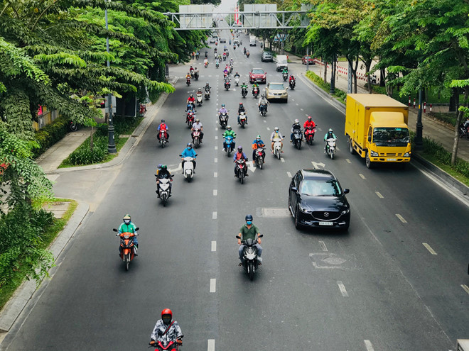 đường giao th&ocirc;ng đang c&oacute; nhiều phương tiện đi lại