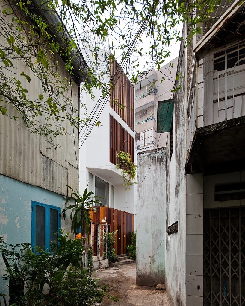 ng&ocirc;i nh&agrave; ống trong hẻm nhỏ