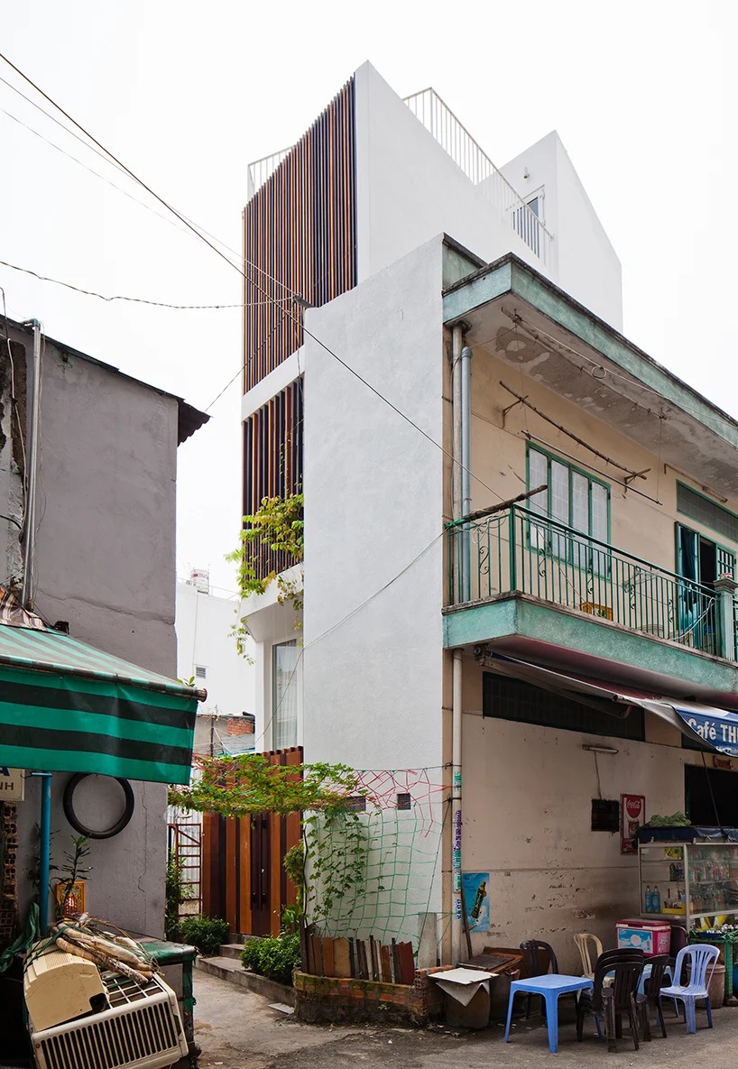 b&ecirc;n ngo&agrave;i nh&agrave; ống