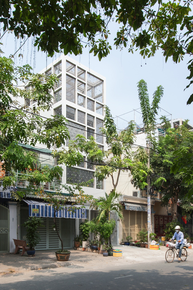 mặt tiền bao quanh bởi khung b&ecirc; t&ocirc;ng