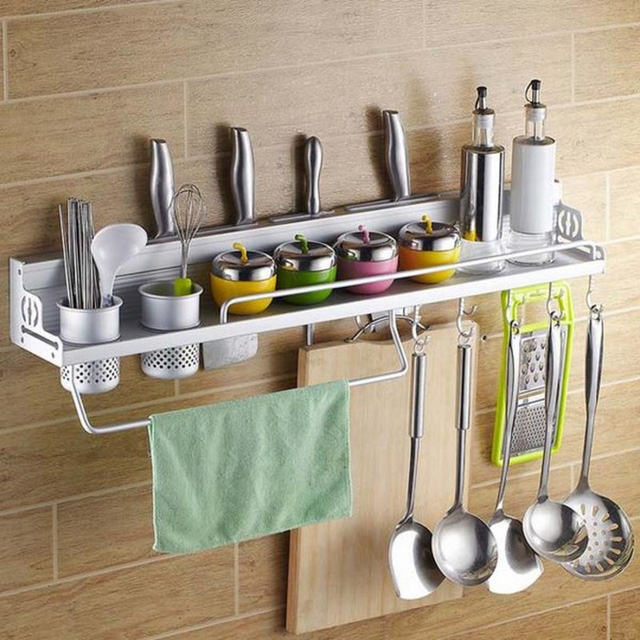 Giá kim loại treo tường, nơi bạn cất gọn những vật dụng phòng bếp thường xuyên dùng tới. Căn bếp của bạn sẽ trở nên gọn gàng hơn rất nhiều.