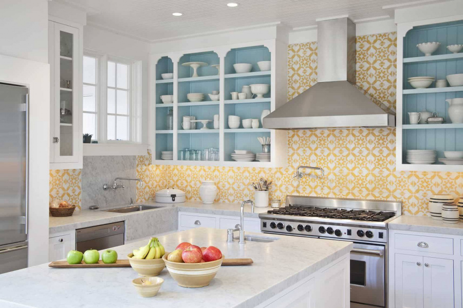 H&igrave;nh ảnh một g&oacute;c ph&ograve;ng bếp với b&agrave;n đảo, hệ kệ &acirc;m tường sơn m&agrave;u rắng v&agrave; xanh pastel