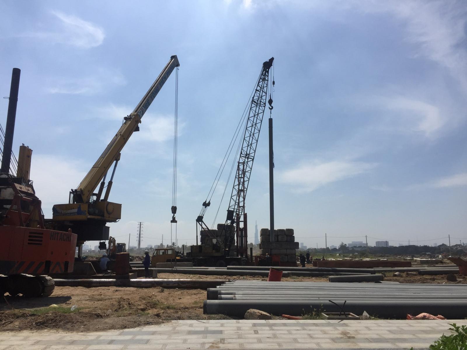 C&ocirc;ng trường x&acirc;y dựng một dự &aacute;n ngổn ngang vật liệu, m&aacute;y cẩu trong m&ugrave;a dịch covid-19.