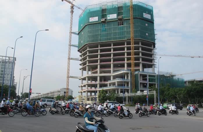 tòa nhà nằm cạnh đường lớn đang được thi công