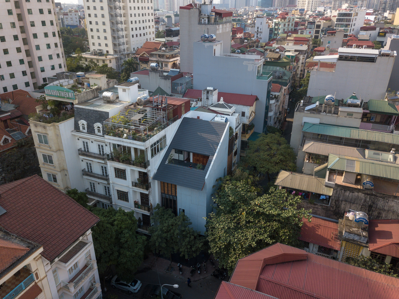 H&igrave;nh ảnh ng&ocirc;i nh&agrave; g&oacute;c phố H&agrave; Nội nh&igrave;n từ tr&ecirc;n cao 