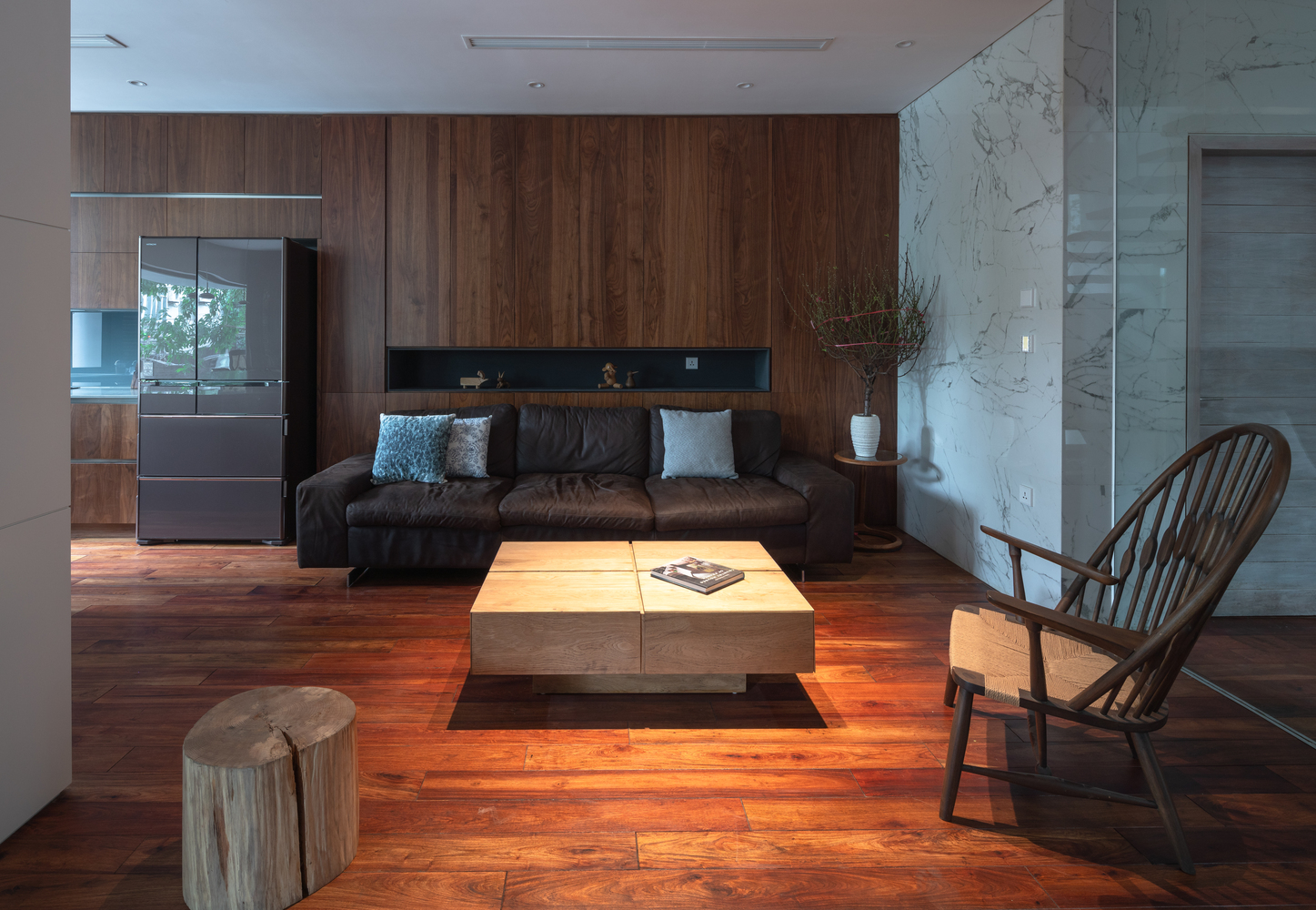 H&igrave;nh ảnh to&agrave;n cảnh kh&ocirc;ng gian ph&ograve;ng kh&aacute;ch kết hợp giữa truyền thống v&agrave; hiện đại với sofa da n&acirc;u, b&agrave;n tr&agrave; gỗ lớn, ghế tựa thư gi&atilde;n, đ&ocirc;n ngồi mộc mạc...