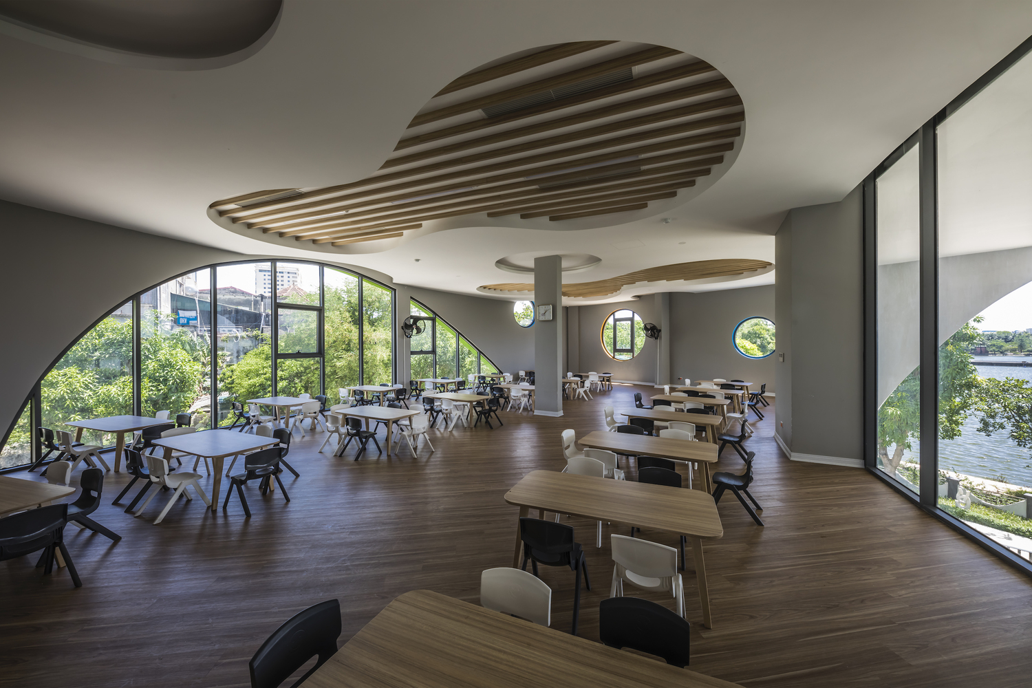 H&igrave;nh ảnh ph&ograve;ng học rộng r&atilde;i, tho&aacute;ng đ&atilde;ng v&agrave; ngập tr&agrave;n &aacute;nh s&aacute;ng tự nhi&ecirc;n với b&agrave;n ghế gỗ nhỏ gọn