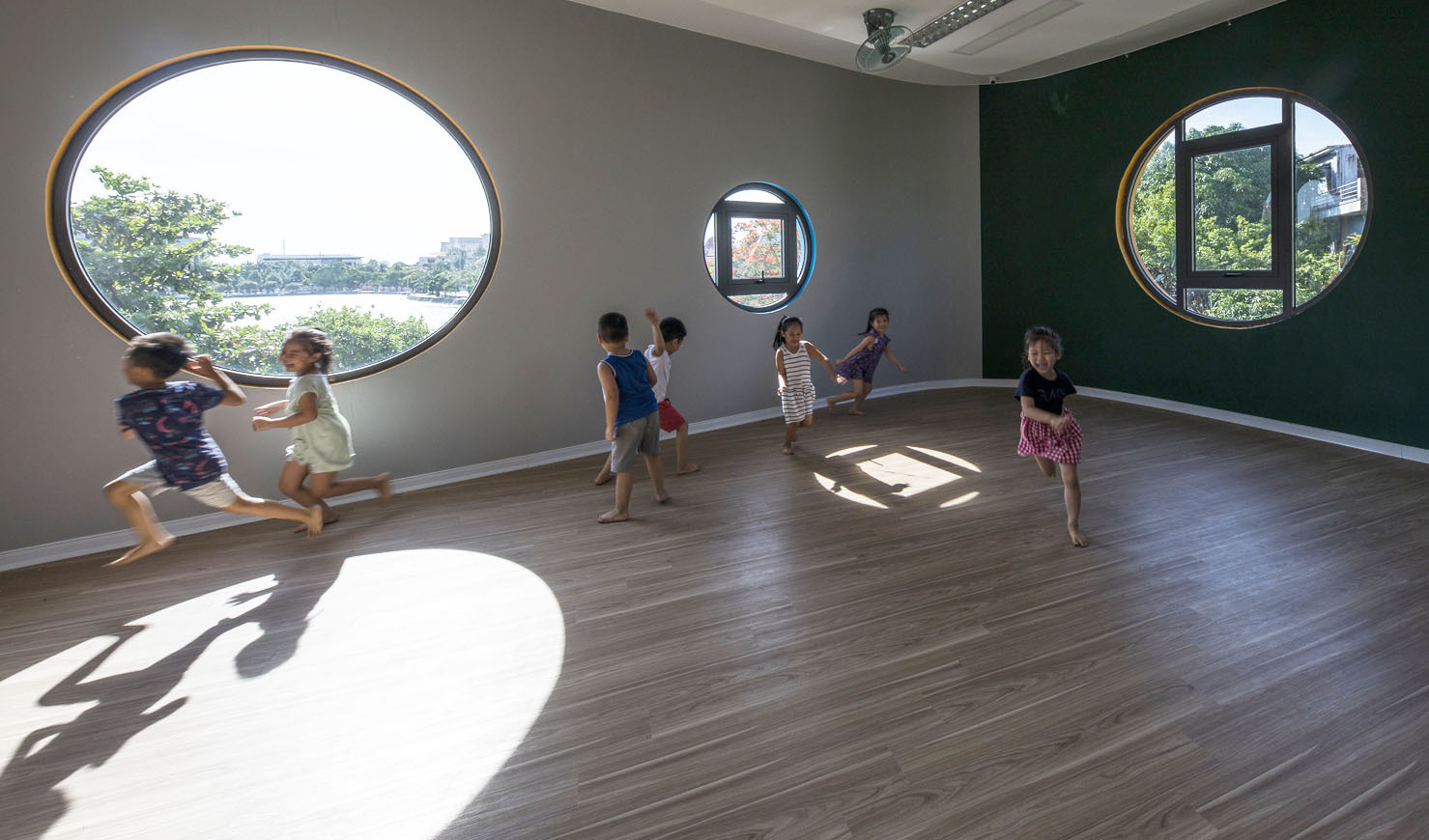 H&igrave;nh ảnh c&aacute;c em học sinh đang vui đ&ugrave;a ở lớp học rộng r&atilde;i, tho&aacute;ng s&aacute;ng