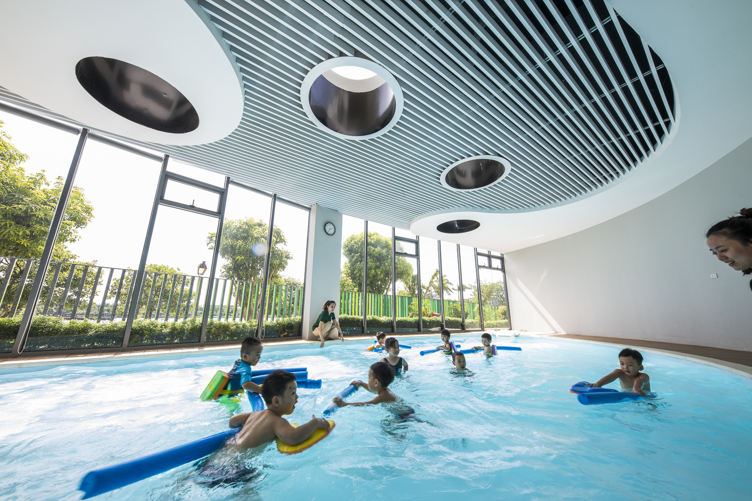 H&igrave;nh ảnh bể bơi trong nh&agrave;