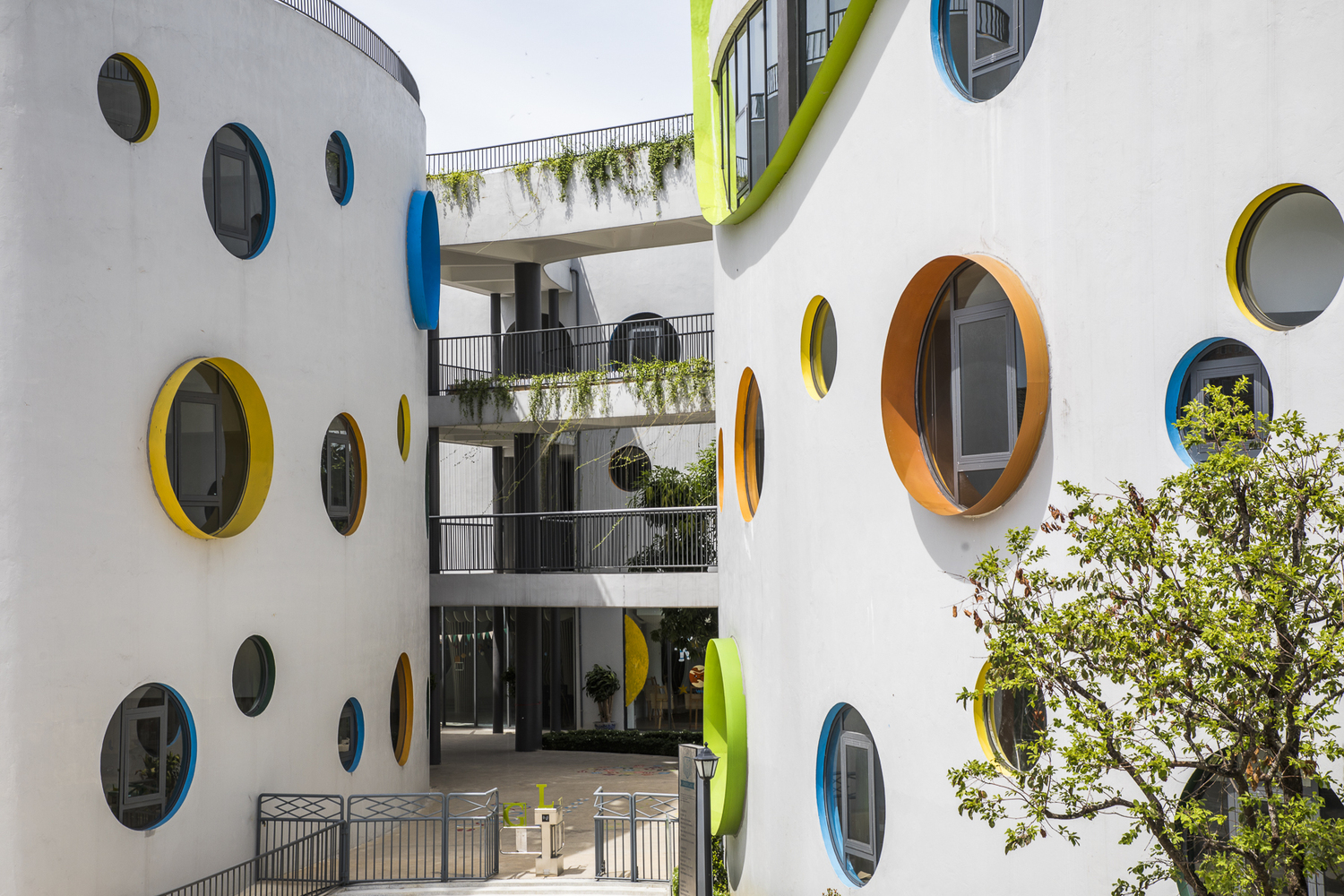 H&igrave;nh ảnh cận cảnh những &ocirc; cửa k&iacute;nh tr&ograve;n m&agrave;u sắc