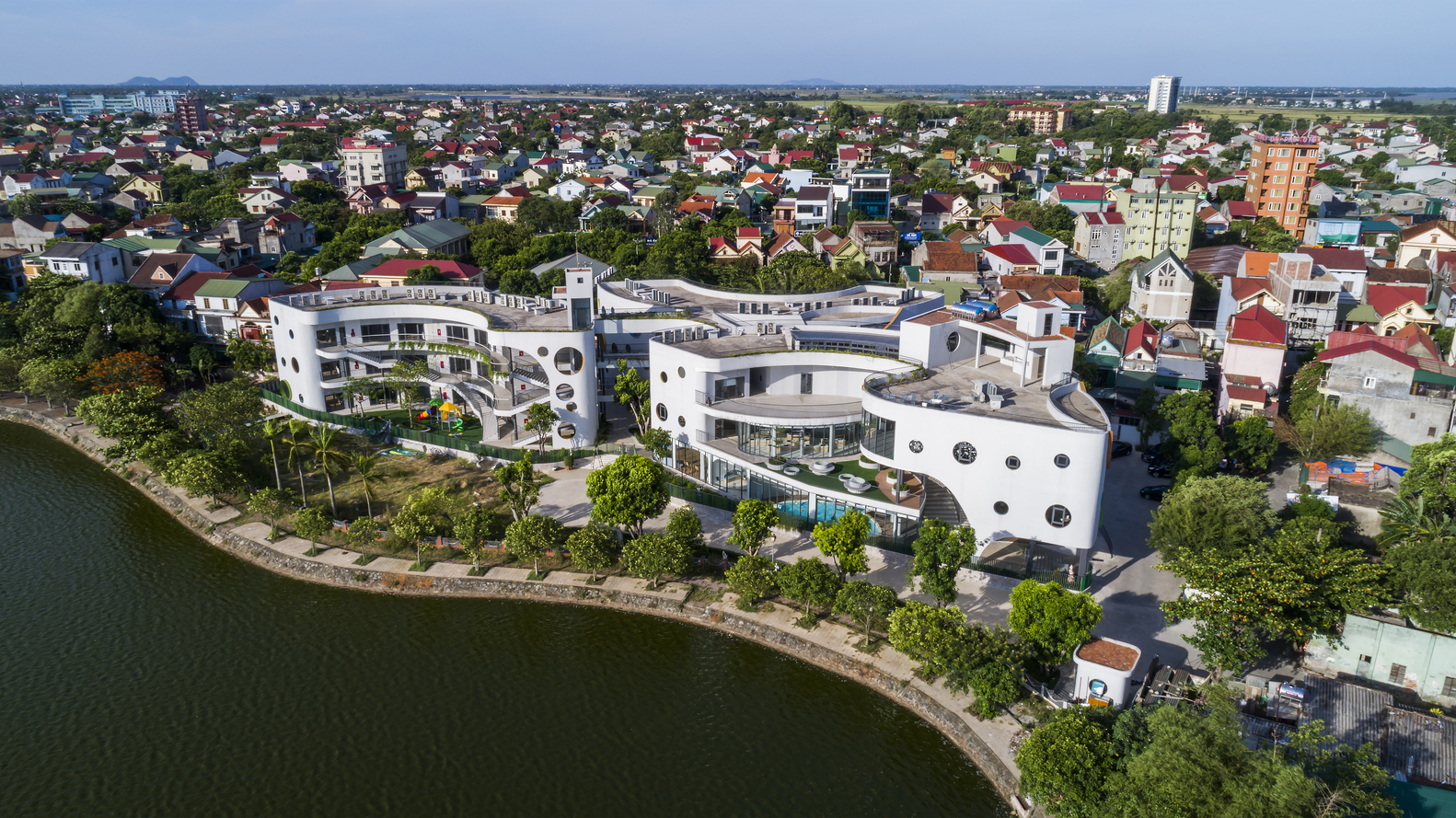 H&igrave;nh ảnh to&agrave;n cảnh mặt trước trường mẫu gi&aacute;o c&oacute; thiết kế ấn tượng