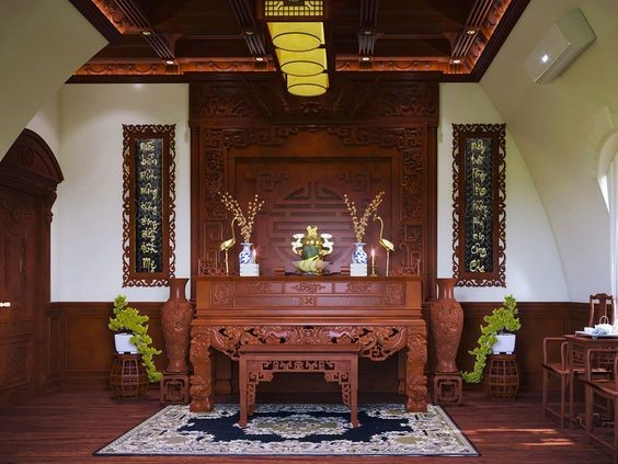 H&igrave;nh ảnh ph&ograve;ng thờ nh&agrave; ống 3 tầng với nội thất gỗ chạm khắc tinh xảo