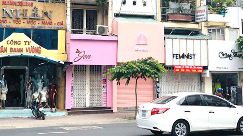 D&atilde;y nh&agrave; phố cho thu&ecirc; đ&oacute;ng cửa do dịch covid-19.