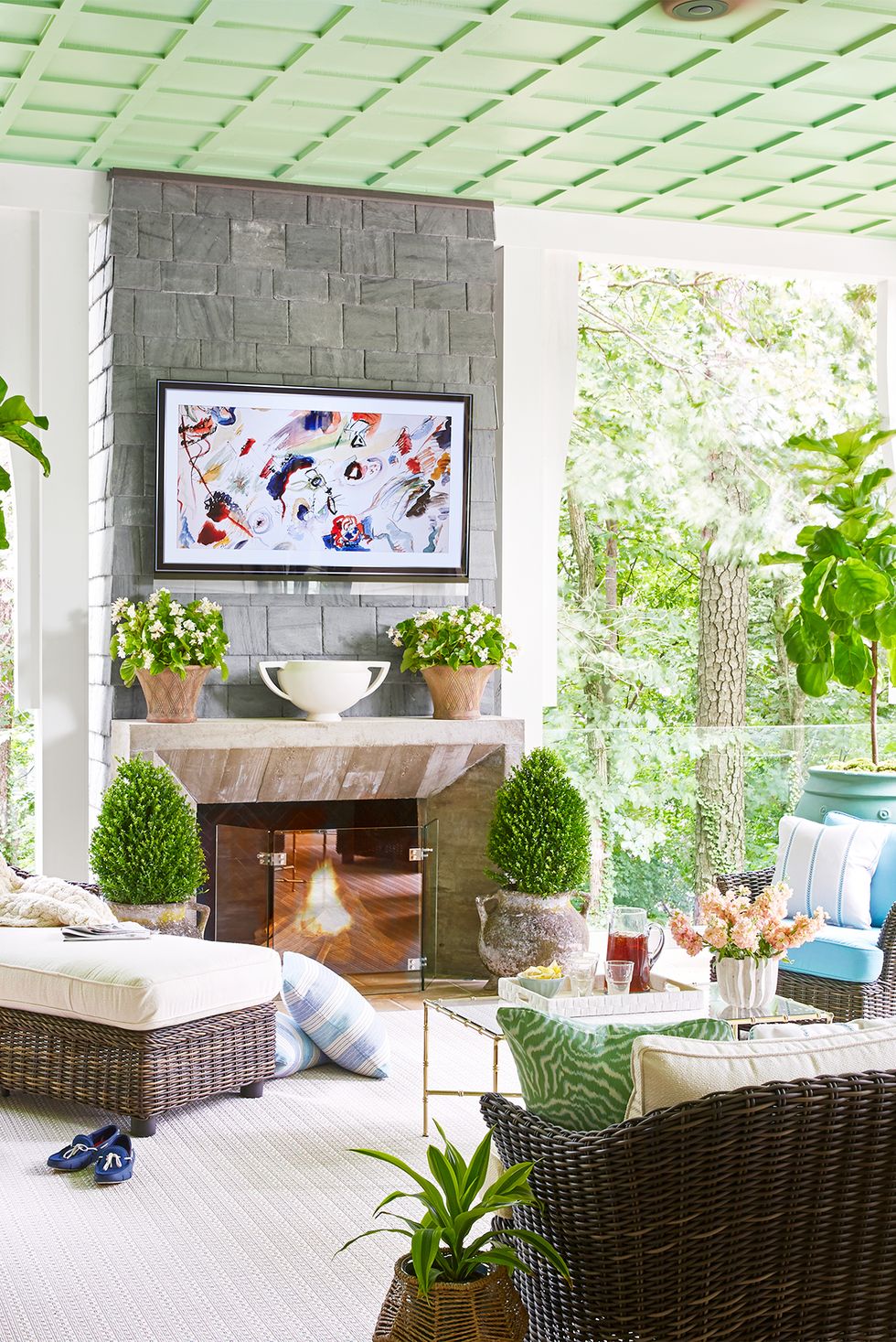 H&igrave;nh ảnh hi&ecirc;n nh&agrave; được b&agrave;i tr&iacute; như ph&ograve;ng kh&aacute;ch ngo&agrave;i trời với sofa m&acirc;y, b&agrave;n tr&agrave; k&iacute;nh, l&ograve; sưởi, tivi