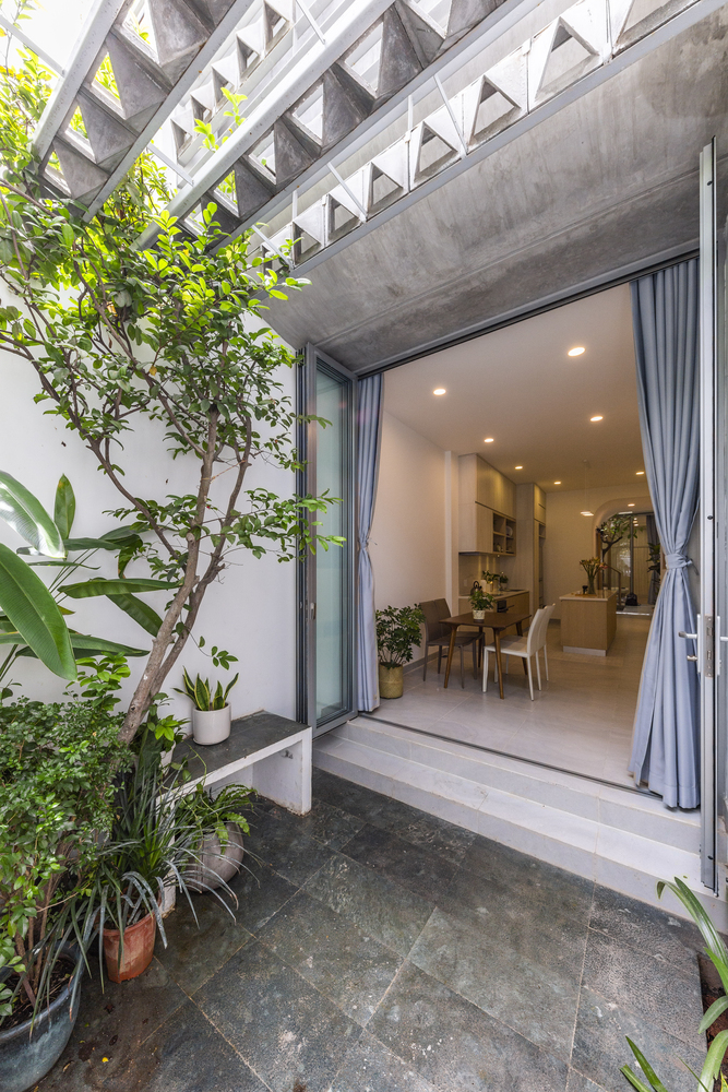 H&igrave;nh ảnh ph&ograve;ng ăn nh&agrave; phố nh&igrave;n từ cửa v&agrave;o