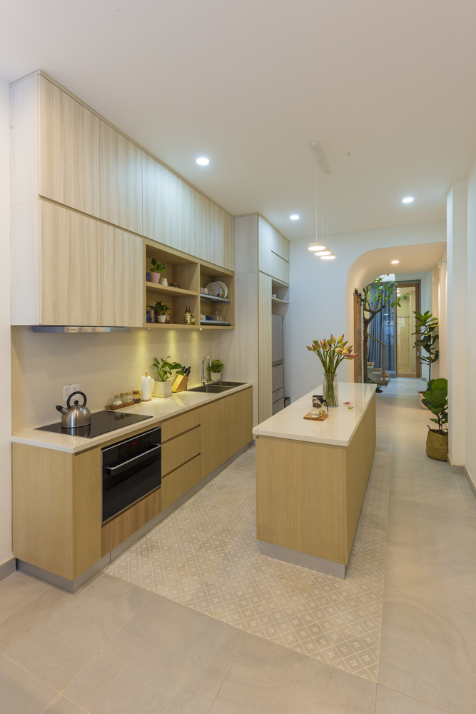 H&igrave;nh ảnh một g&oacute;c ph&ograve;ng bếp ăn nh&agrave; Vy Anh với đảo bếp trung t&acirc;m, tr&ecirc;n đặt lọ hoa trang tr&iacute;