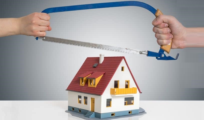 b&ecirc;n tr&ecirc;n l&agrave; 2 b&agrave;n tay cầm c&aacute;i cưa, ph&iacute;a dưới l&agrave; m&ocirc; h&igrave;nh ng&ocirc;i nh&agrave;