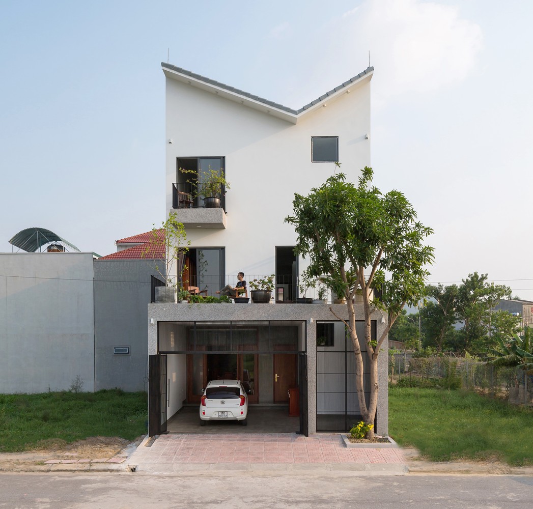 H&igrave;nh ảnh to&agrave;n cảnh mặt tiền ng&ocirc;i nh&agrave; phố 3 tầng độc đ&aacute;o ở TP. H&agrave; Tĩnh với đất trống hai b&ecirc;n