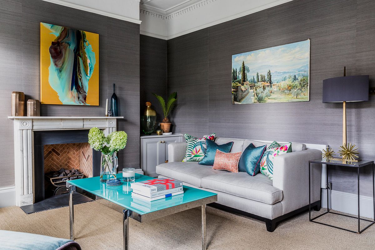 H&igrave;nh ảnh minh họa cho việc trang tr&iacute; ph&ograve;ng kh&aacute;ch m&ugrave;a h&egrave; với sofa x&aacute;m, gối tựa xanh lam, tranh treo tường trừu tượng