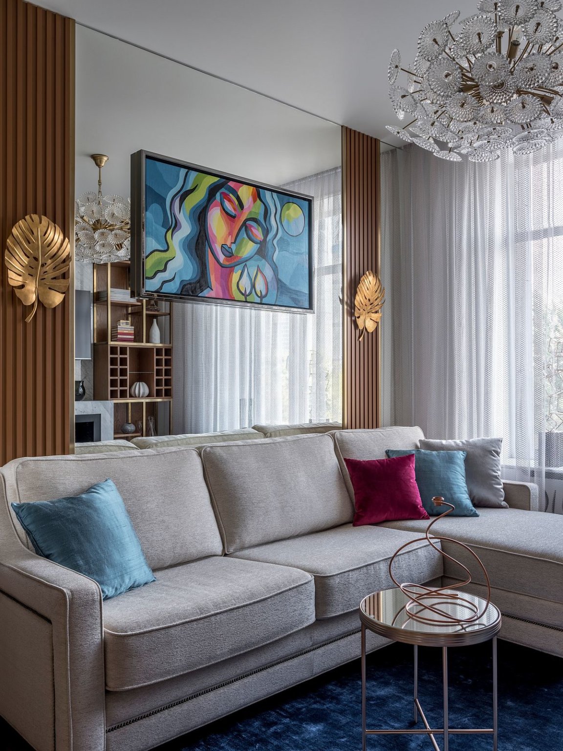 H&igrave;nh ảnh ph&ograve;ng kh&aacute;ch m&agrave;u trung t&iacute;nh chủ đạo với sofa x&aacute;m, gối tựa m&agrave;u sắc