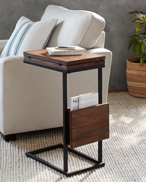 H&igrave;nh ảnh cận cảnh b&agrave;n phụ dạng gấp cạnh sofa ph&ograve;ng kh&aacute;ch.