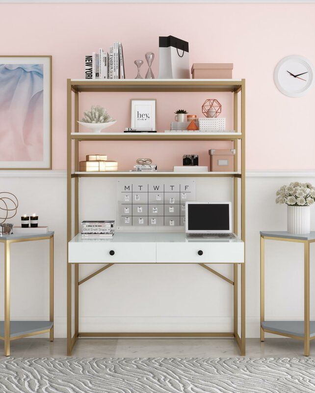 H&igrave;nh ảnh g&oacute;c l&agrave;m việc tại nh&agrave; với tường sơn hồng, b&agrave;n ghế nhỏ gọn, khung mạ đồng