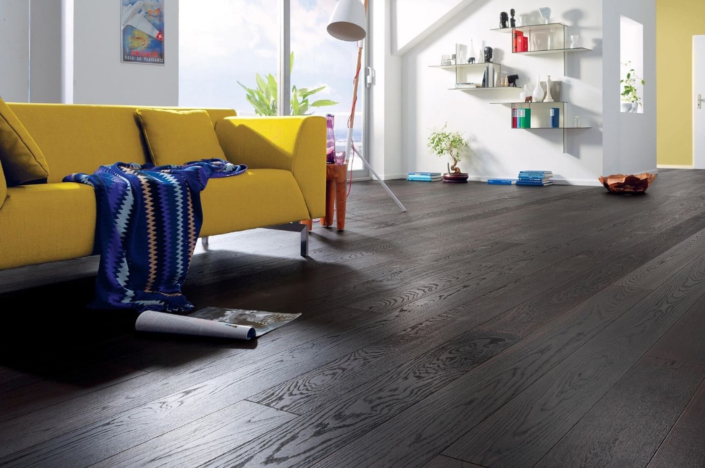 Hình ảnh sofa màu vàng nổi bật trên sàn gỗ tối màu