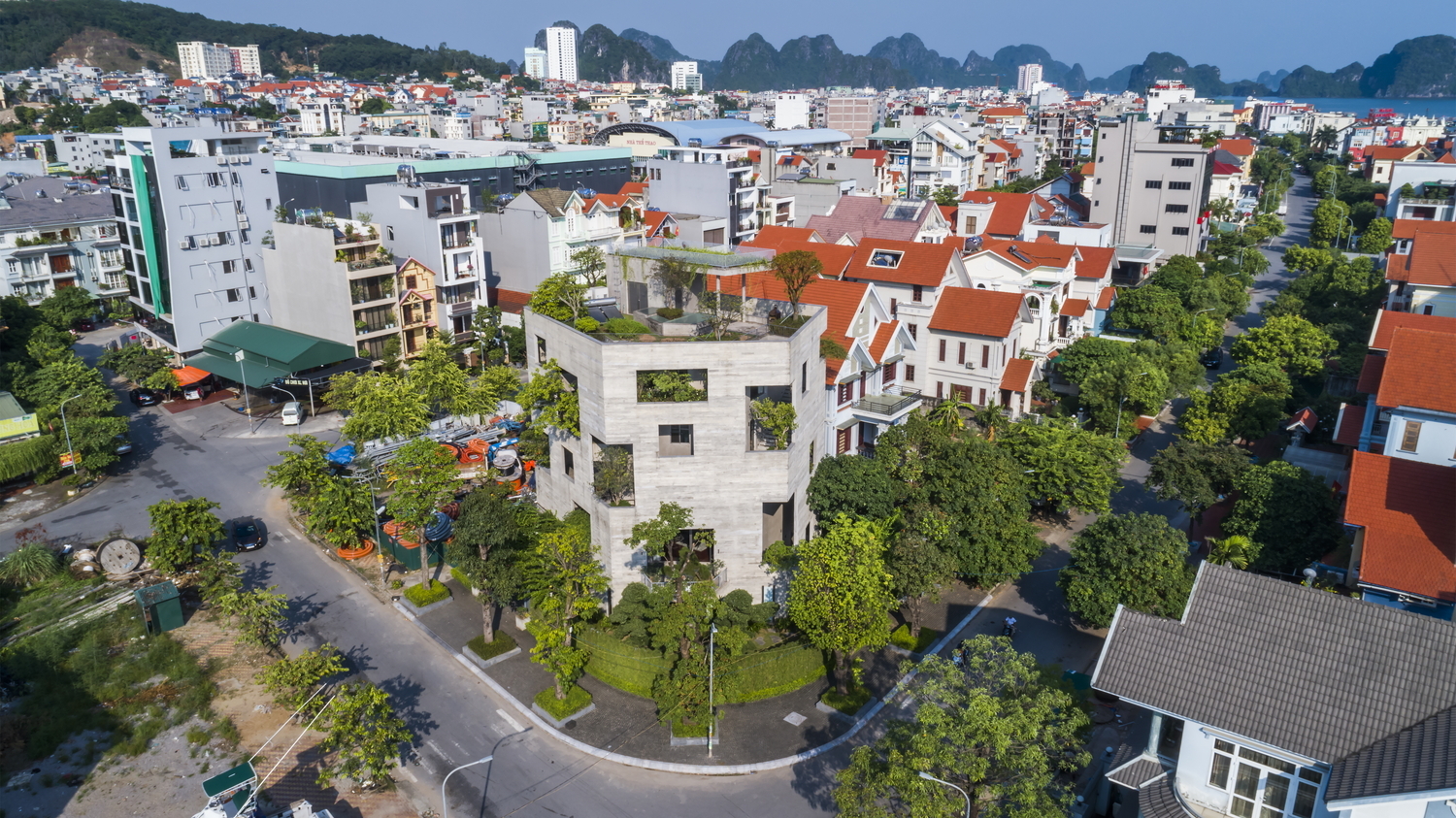Toàn cảnh biệt thự ở Hạ Long nhìn từ trên cao