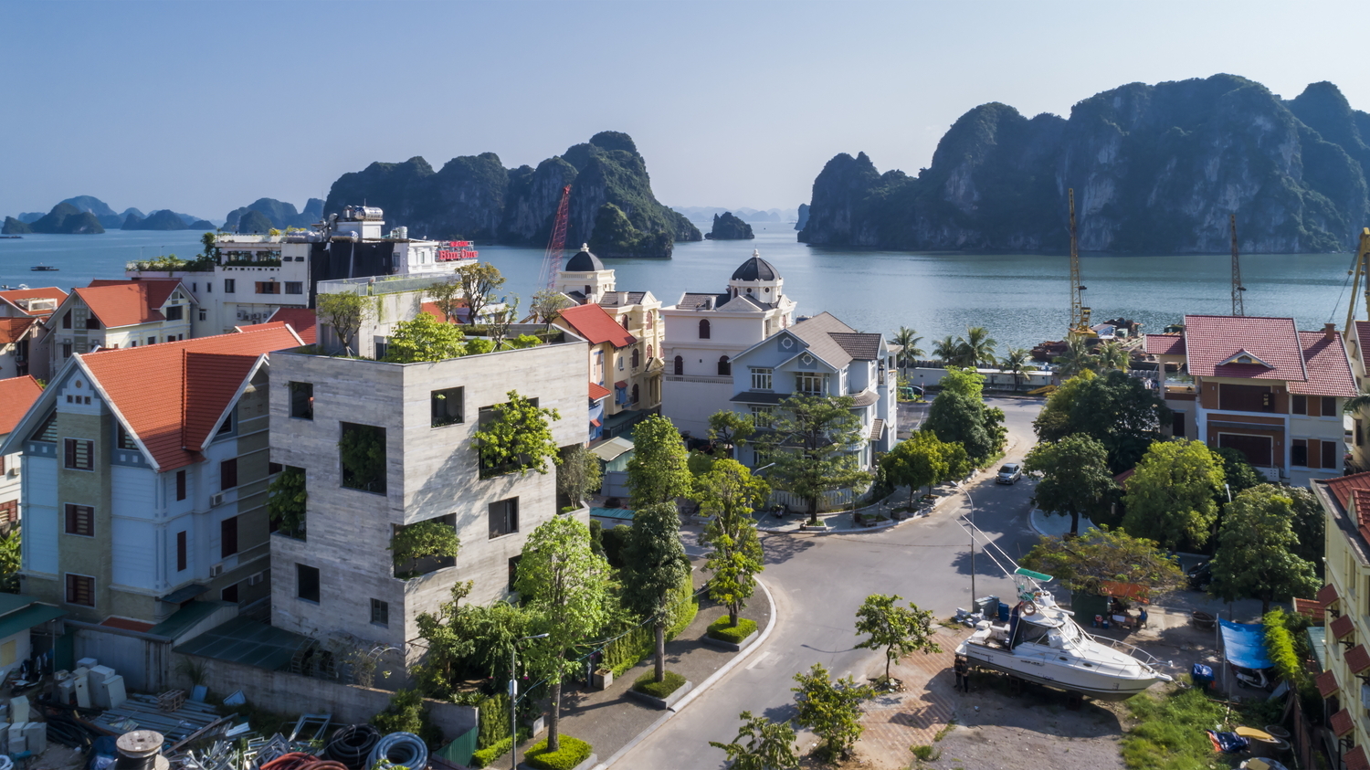 Hình ảnh toàn cảnh biệt thự ở Hạ Long với xung quanh là nhiều công trình nhà cao tầng, vịnh xinh đẹp