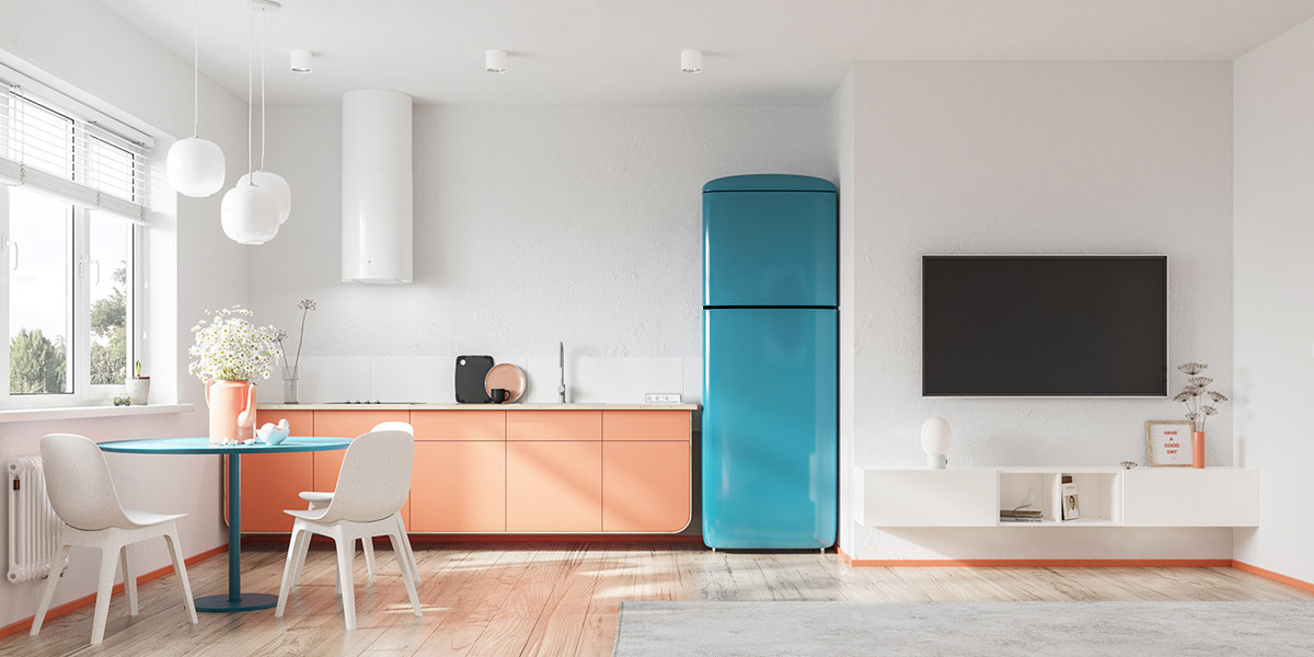 To&agrave;n cảnh ph&ograve;ng bếp ăn căn hộ 25m2 với b&agrave;n ăn v&agrave; tủ lạnh m&agrave;u xanh dương, 