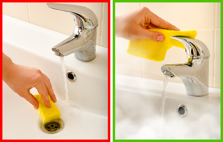 H&igrave;nh ảnh cận cảnh c&aacute;nh tay đang cầm miệng bọt biển vệ sinh bồn rửa mặt ph&ograve;ng tắm